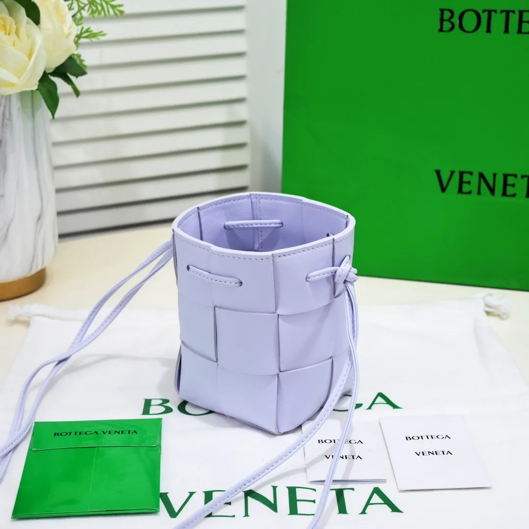 Small happy purple🔻Bottega veneta* new woven small bucket bag latest series# The square bag shape is matched with classic woven elements, drawstring design, minimalism, and has a very large capacity. Every color is beautiful, it is simple and elegant but has a cool style. It can be used by both men and women, and the upper body is fashionable and classy! Style number: 6611# Large size: 14*9*9cm